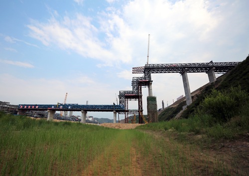 延能化項目管廊跨河大橋鋼桁架成功合龍_副本.jpg
